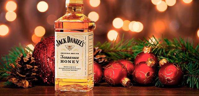 Como todos os produtos da Jack Daniel, o Jack Daniels Honey é um hit imediato. É uma combinação sedutora, com um belo equilíbrio da suavidade do Jack Daniel levemente temperada com mel, mas o mais importante, não é muito doce, como algumas outras combinações de whisky e mel tendem a ser. Whisky Jack Daniel´s Honey
Aprecie os melhores momentos com Whisky Jack Daniel´s Honey!