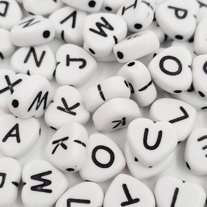 Miçanga Letrinha Coração Branco e Preto - 10mm 25g