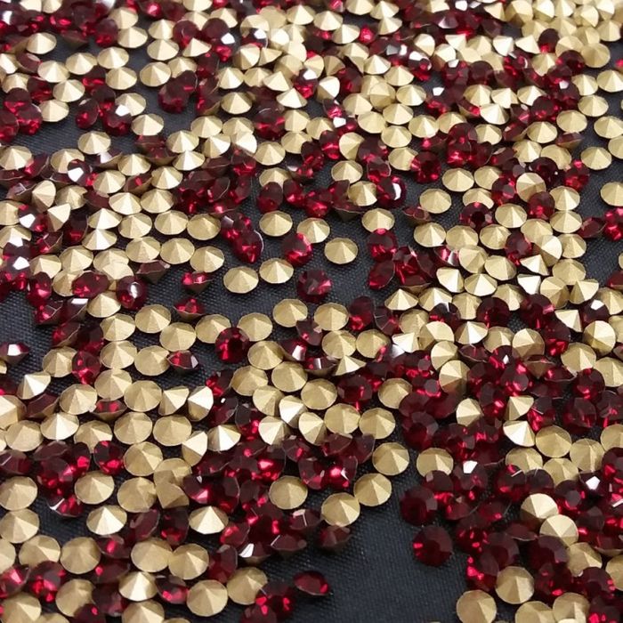 Strass New Basic Siam - SS6,5/PP14(2,00-2,10mm) 1.440 Peças