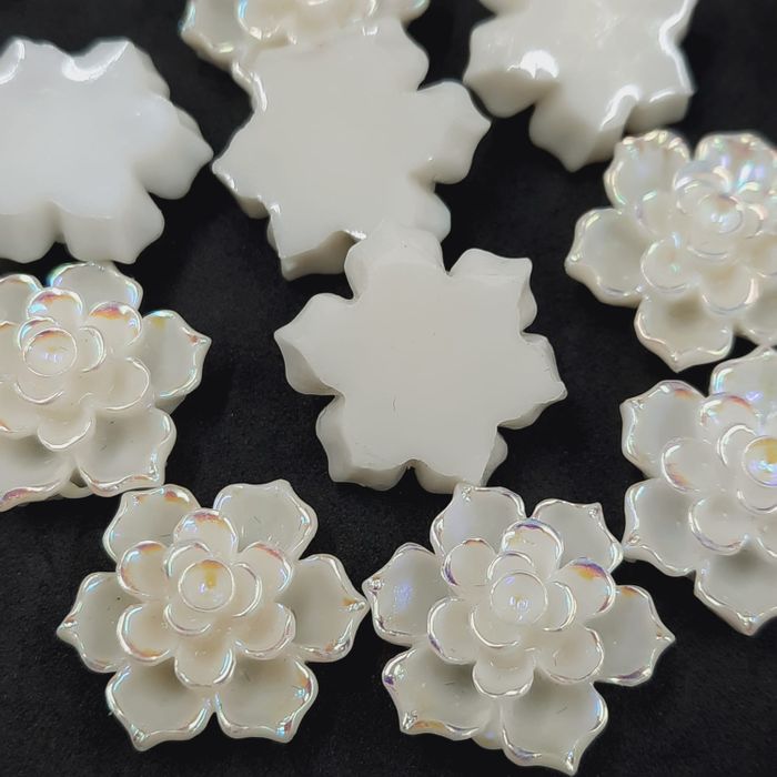 Meia Flor Branca Perolada Aurora Boreal - 20mm 10 Peças