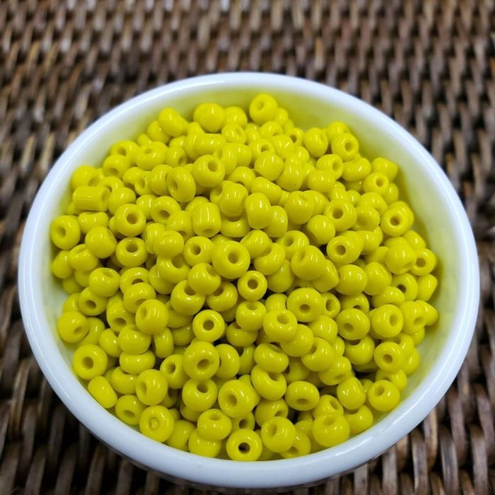 Miçanga Chinesa Fosca Amarela 42 - 8/0(2,9mm) 25g Aprox. 900 peças