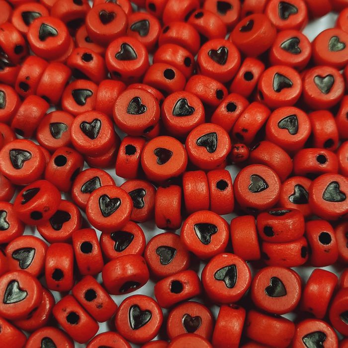Coração Com Furo Passante Vermelho Com Preto - 7mm 25g