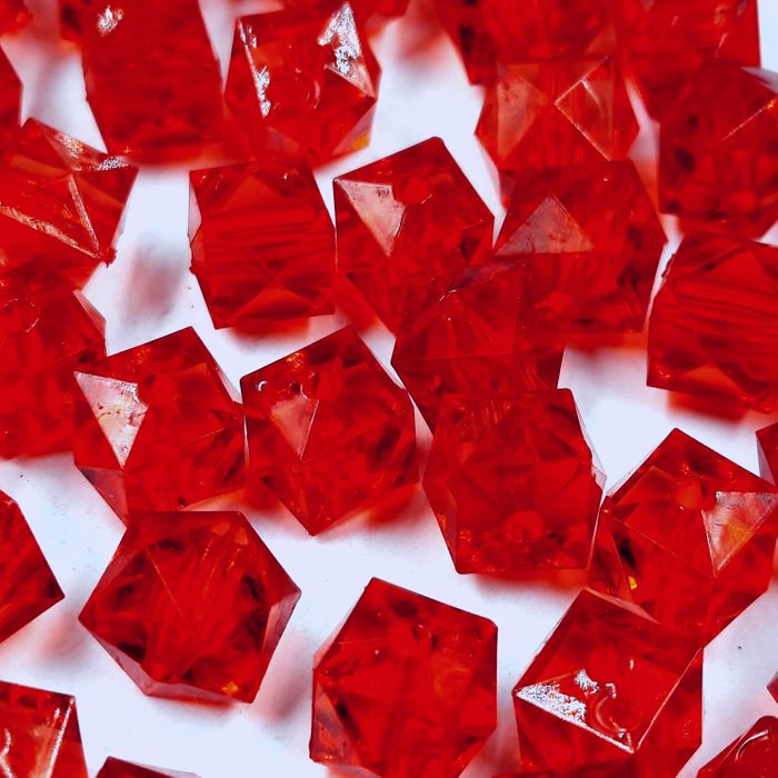 Quadrado com furo passante Transparente Vermelho - 10mm 25g