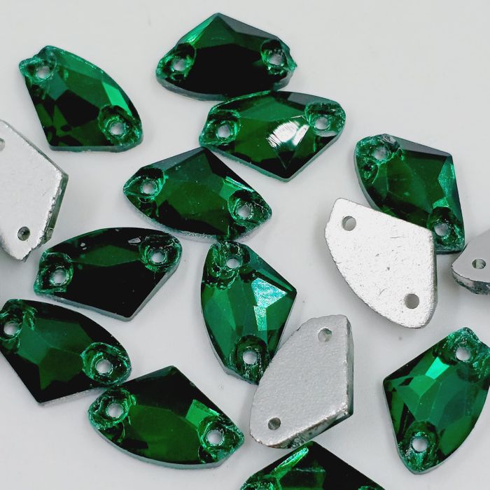 Strass Para Costura Elegance Triângulo Irregular Esmeralda 2 Furos - 8,5x14mm 288 Peças