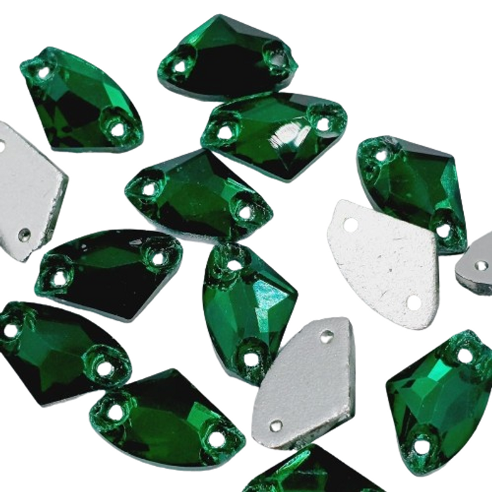 Strass Para Costura Elegance Triângulo Irregular Esmeralda 2 Furos - 8,5x14mm 20 Peças