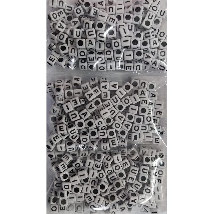 Miçanga Letrinha Quadrada Vogais Branca com preto - 6mm 25g