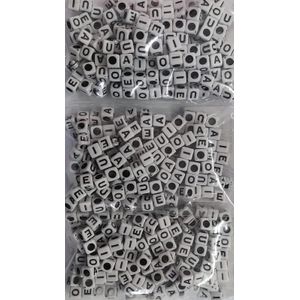 Miçanga Letrinha Quadrada Vogais Branca com preto - 6mm 25g