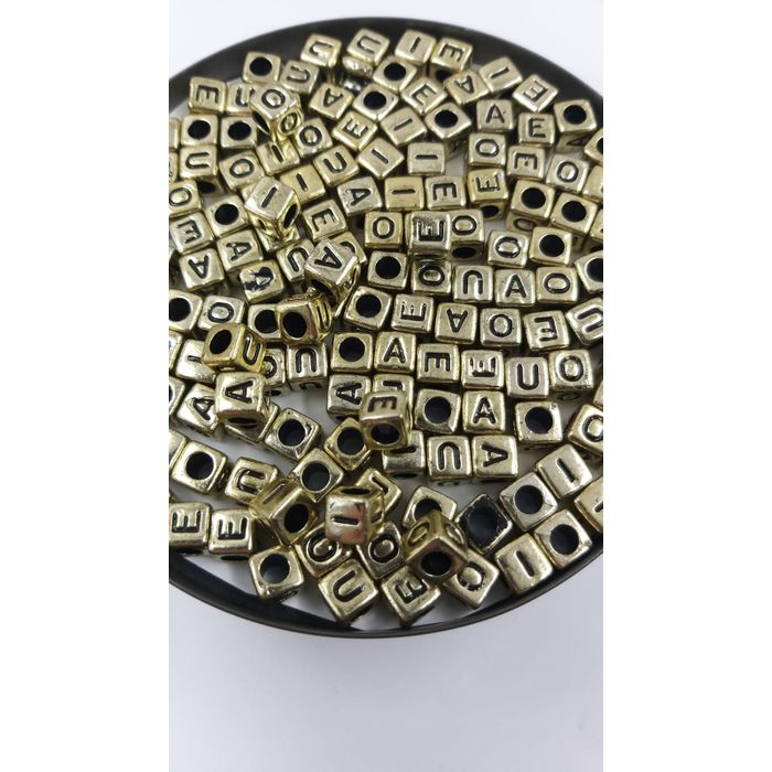 Miçanga Letrinha Quadrada Vogais Dourado com Preto - 6mm 25g
