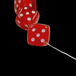 Entremeio Dado com Furo Passante Transparente Vermelho - 8mm 12,5g Aprox. 28 Peças