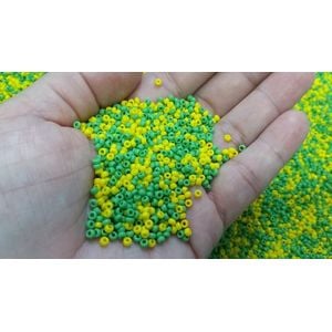 Miçanga Asmara Mix Amarela e Verde - 9/0(2,6mm) 25g Aprox. 300 Peças