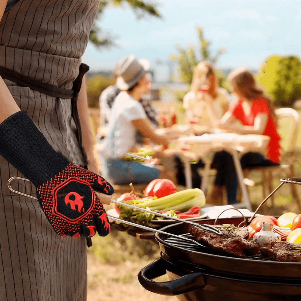 Panelas no fogão com comida na cozinha