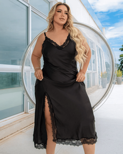 Camisola Midi em Cetim e Renda com Fenda Lateral e Calcinha Fio | Plus Size