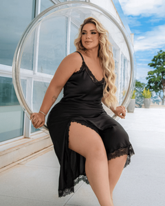 Camisola Midi em Cetim e Renda com Fenda Lateral e Calcinha Fio | Plus Size