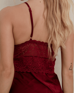 Camisola Midi em Cetim e Renda com Fenda Lateral e Calcinha Fio
