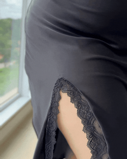 Camisola Midi em Cetim e Renda com Fenda Lateral e Calcinha Fio | Plus Size - Preto