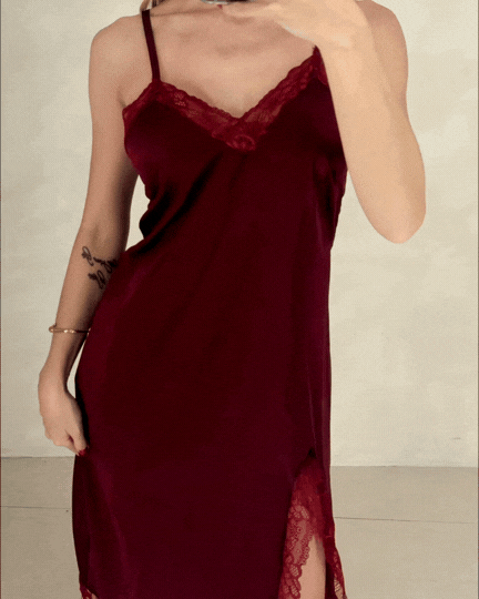 Camisola Midi em Cetim e Renda com Fenda Lateral e Calcinha Fio - Vinho