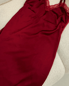 Camisola Midi em Cetim e Renda com Fenda Lateral e Calcinha Fio