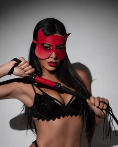 Kit Luxo Máscara Mulher Gato + Chicote de Tiras – Fetiche, Mistério e Sedução
