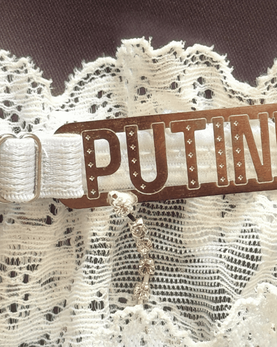 Calcinha Fio em Renda Branca com Frase - Putinha